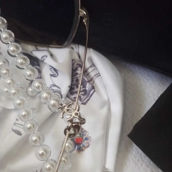CHANEL SUNGLASSES WITH PEARL ATTACHMENT - Picture 8 of 16